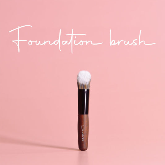 Real Techniques Everyday Essentials + Sponge Kit, Makeup Brushes & Makeup Blending Sponge Set, For Foundation, Blush, Bronzer, Eyeshadow, & Powder, Vegan Synthetic Bristles, 5 Piece Set